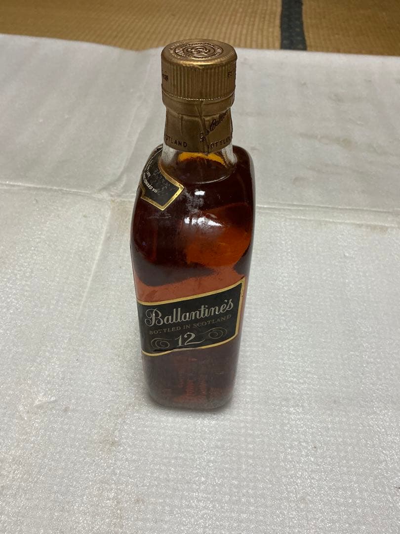 バランタイン12年VERY OLD スコッチウイスキー【ラベル傷あり】。