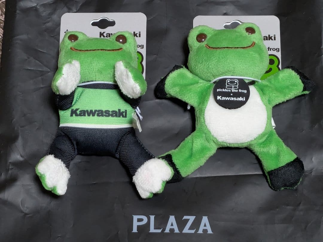 カワサキ かえるのピクルス　マグネットマスコット 2個セットとオマケ3点