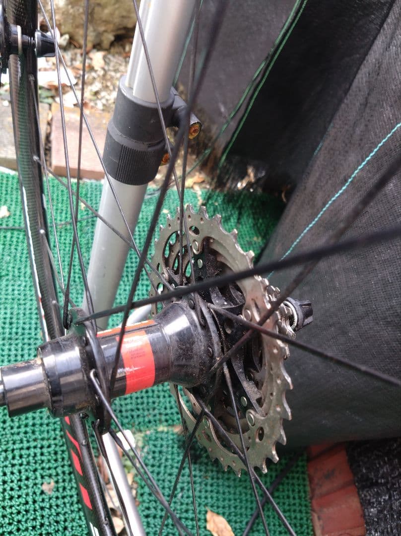 タイヤホイールスプロケ前後で2.3kg 超軽量FFWD F4R カーボンホイール