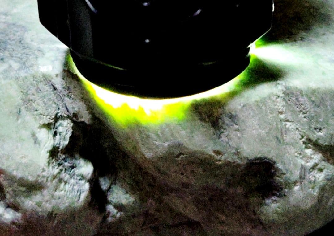 ★翡翠原石★糸魚川硬玉【小滝・川ズレ・カット1.5kg】