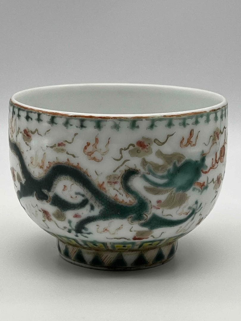 清乾隆時代　【大清乾隆年製】在銘粉彩 紅緑彩 双龍戲珠文杯 琺瑯彩碗(F-73)