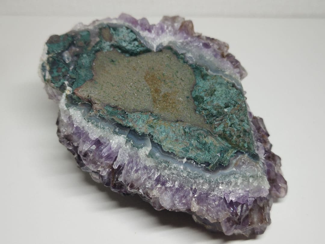 アメジスト 1.3kg 水晶 クォーツ 原石 鑑賞石 自然石 誕生石 鉱物 水石