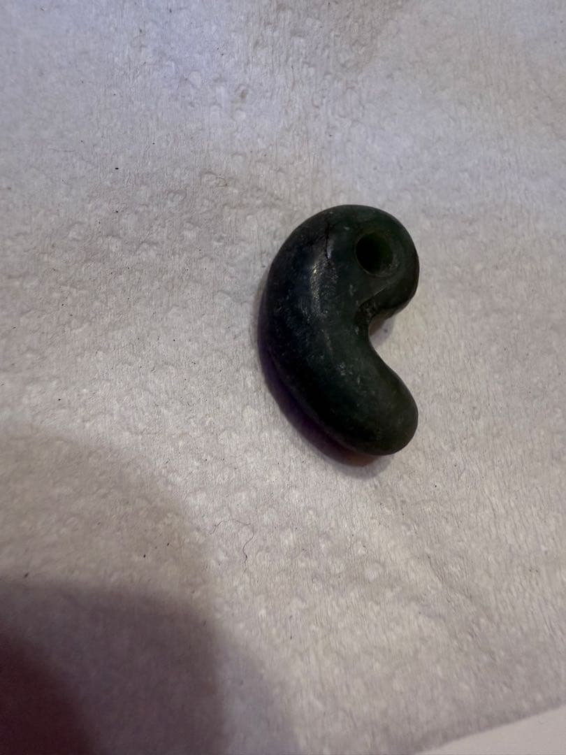 糸魚川産‼️勾玉‼️ご覧の通り説明不要の上クラス‼️青海の濃緑色ヒスイ‼️ロウカン‼️