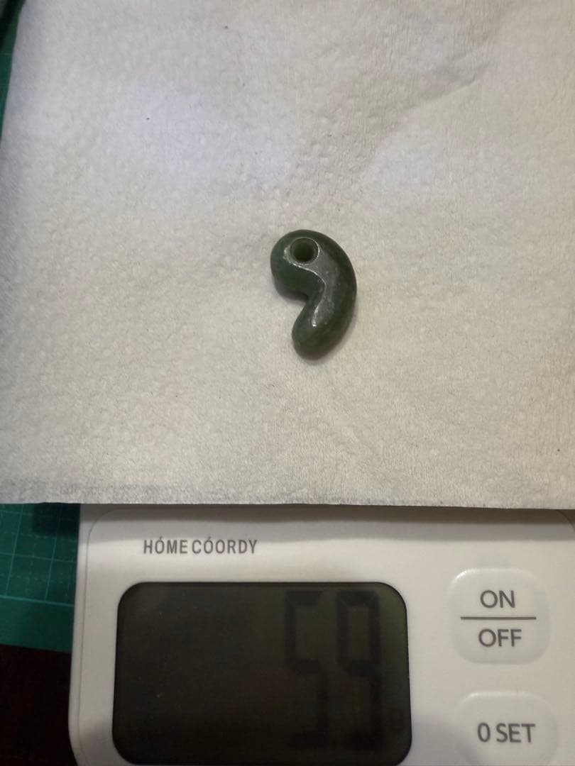 糸魚川産‼️勾玉‼️ご覧の通り説明不要の上クラス‼️青海の濃緑色ヒスイ‼️ロウカン‼️