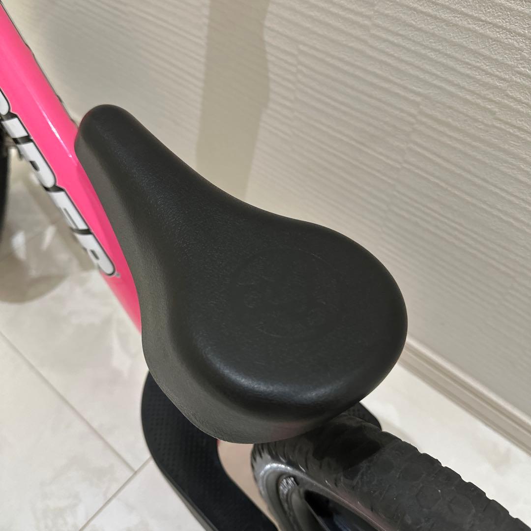 1日限定セール！！！ストライダースポーツピンク12インチ　ミニオンヘルメット付き