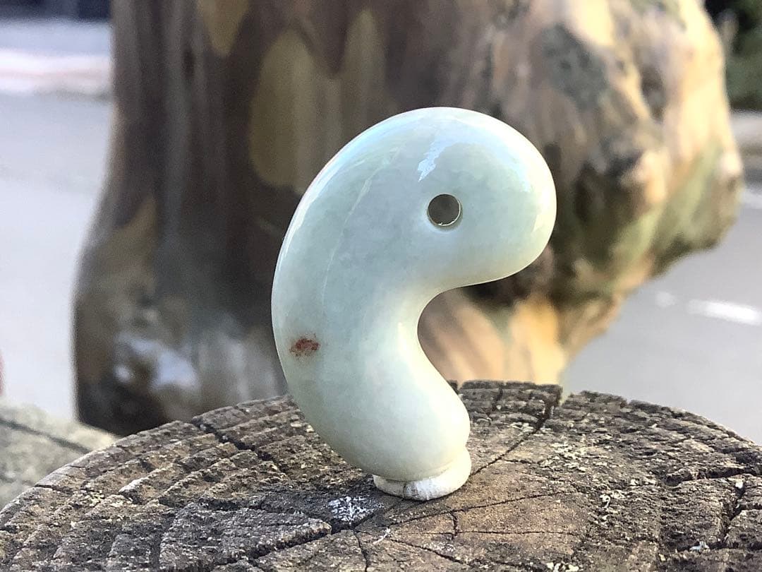 ✳赤褐色入り糸魚川翡翠アイスジェイド*高額勾玉　鑑定鑑別書付本物をお持ちください