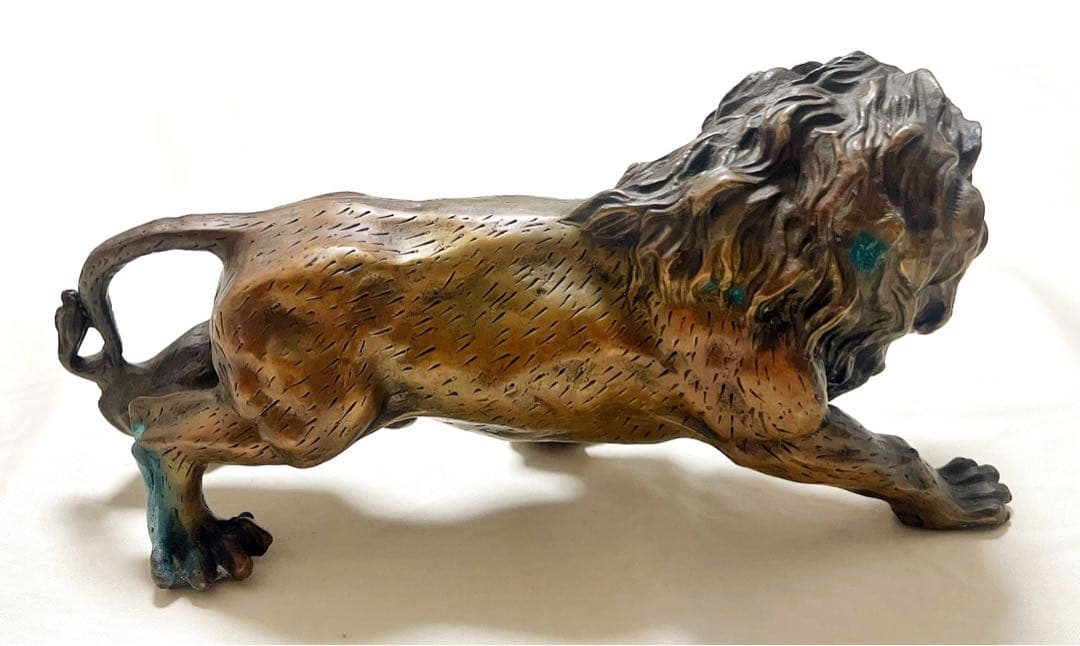 金属工芸　銅製　長さ約30cm　百獣の王　ライオン　置物