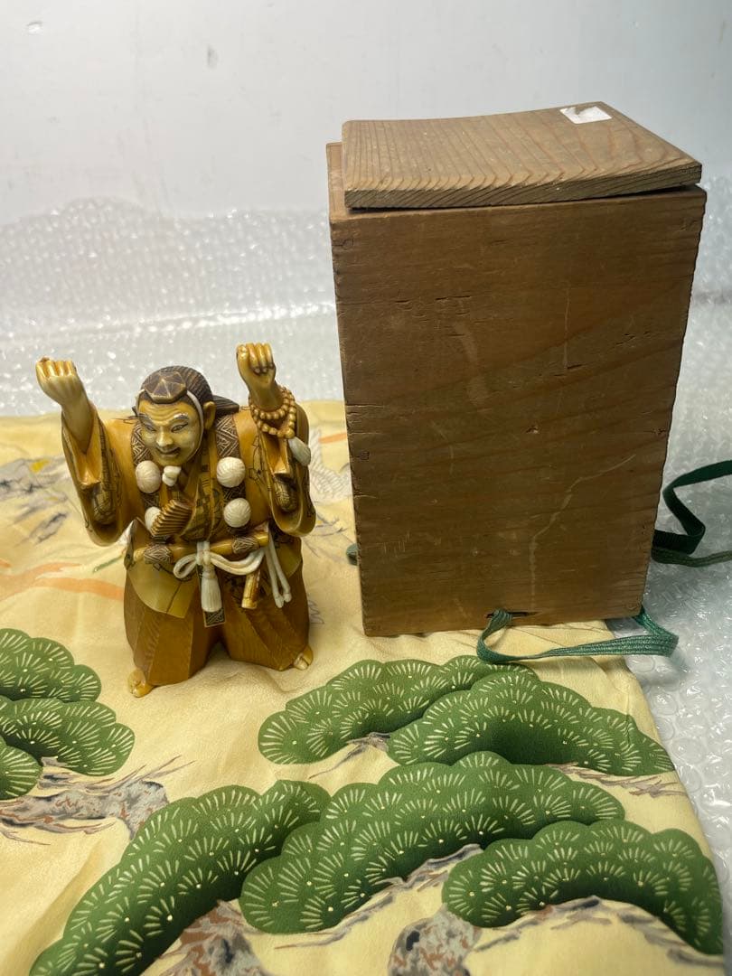 【木箱付】根付風 彫刻人形 武者像 361g 《青帆銘》