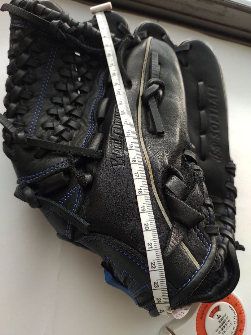 黒の軟式野球グローブ