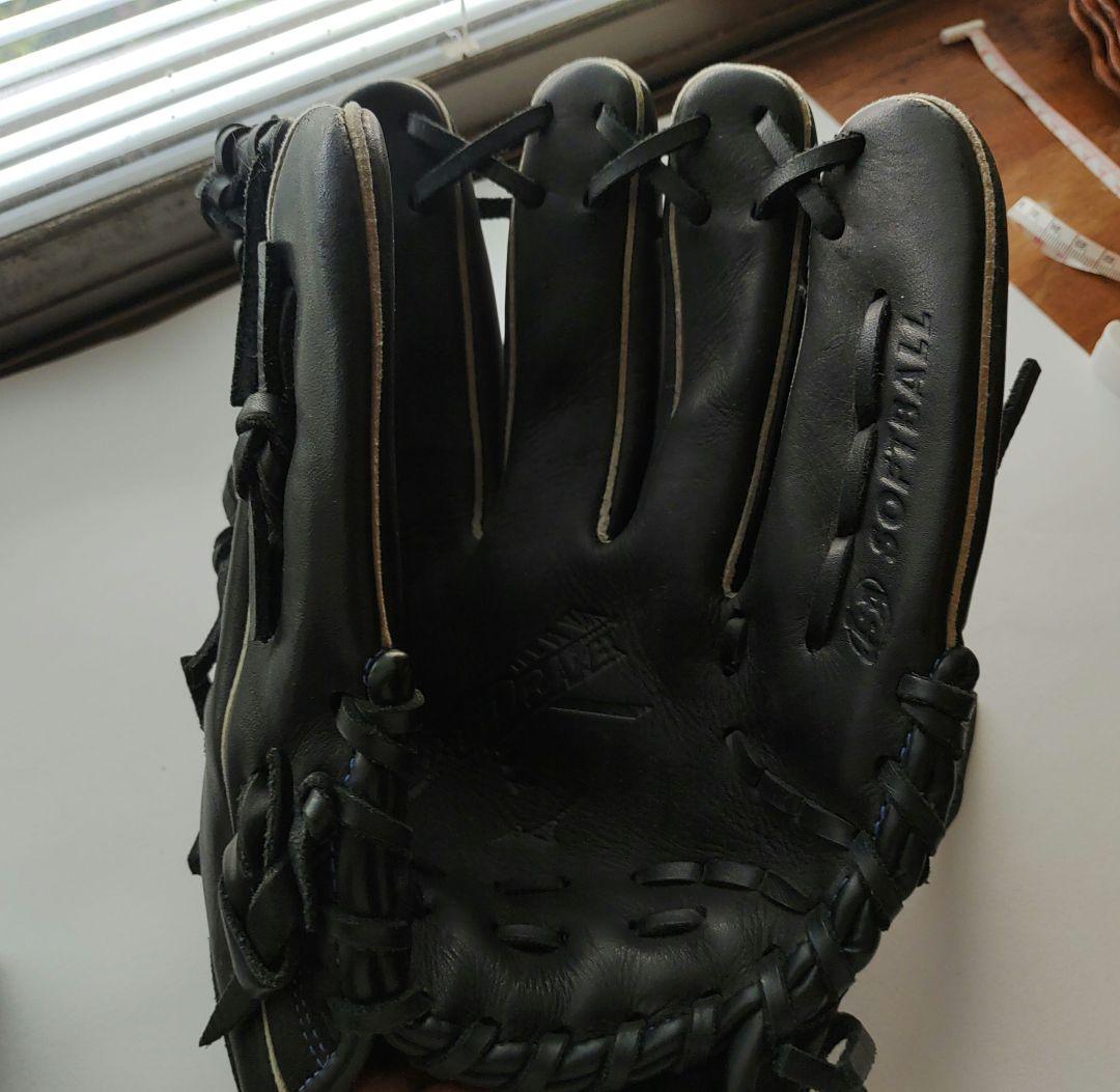 黒の軟式野球グローブ