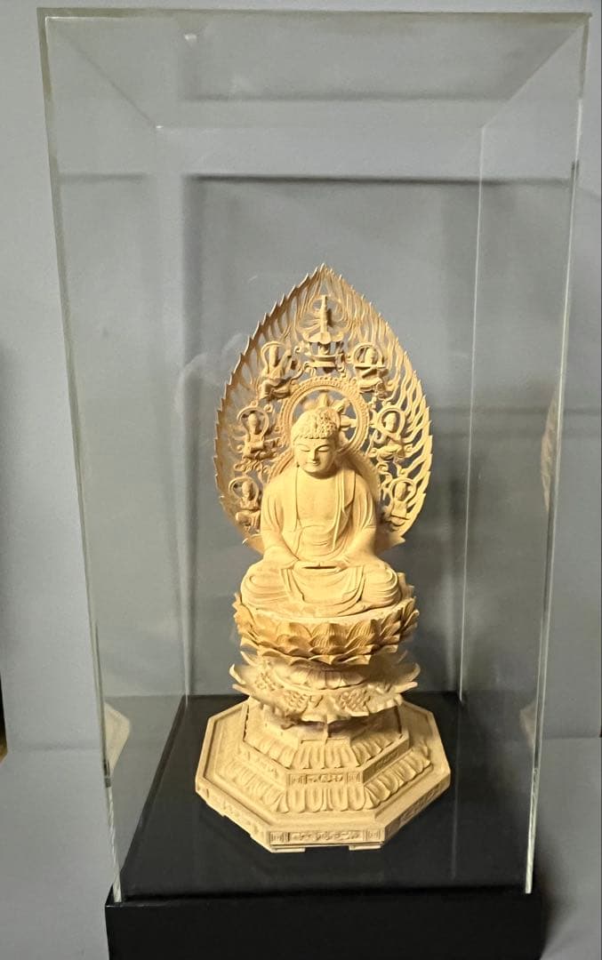 特別値下　仏像　柘植　木彫　座釈迦　台座付　飛天光背　アクリルケース付き　18