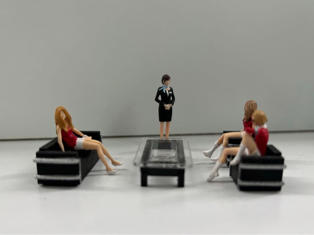 1/64 フィギュア4体 コルビジェテーブル1脚&ソファー3脚セット。