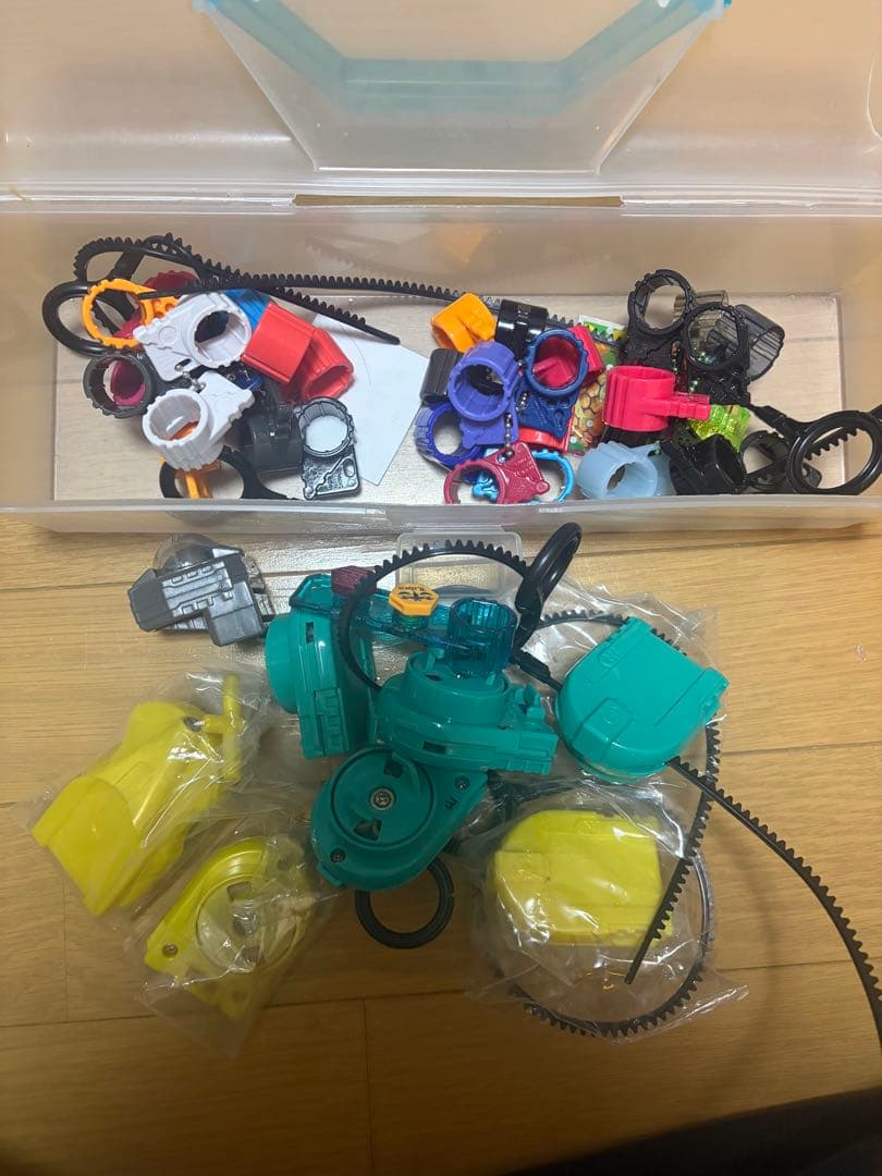 ベイブレードとおもちゃの武器セット