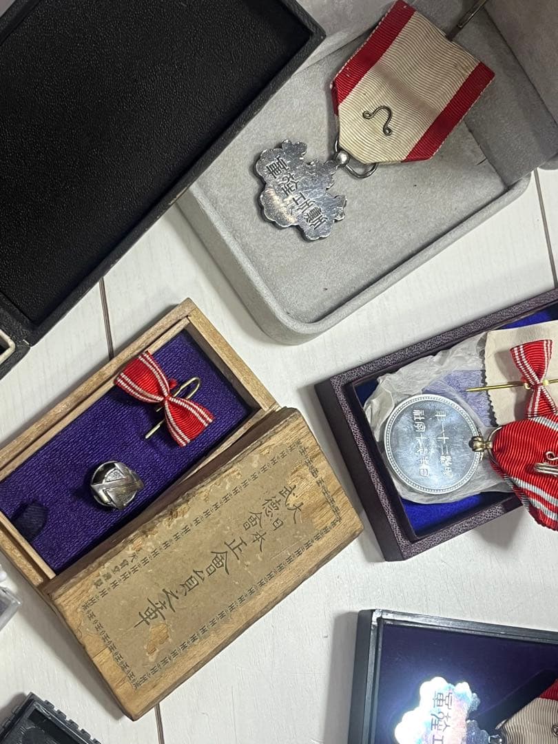 勲八等白色桐葉章 記章 勲章 旧日本軍 当時物 コレクション アンティーク