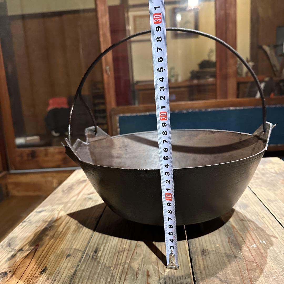 古い鉄製吊り鍋 注ぎ口付き / Antique Iron Pot 囲炉裏道具