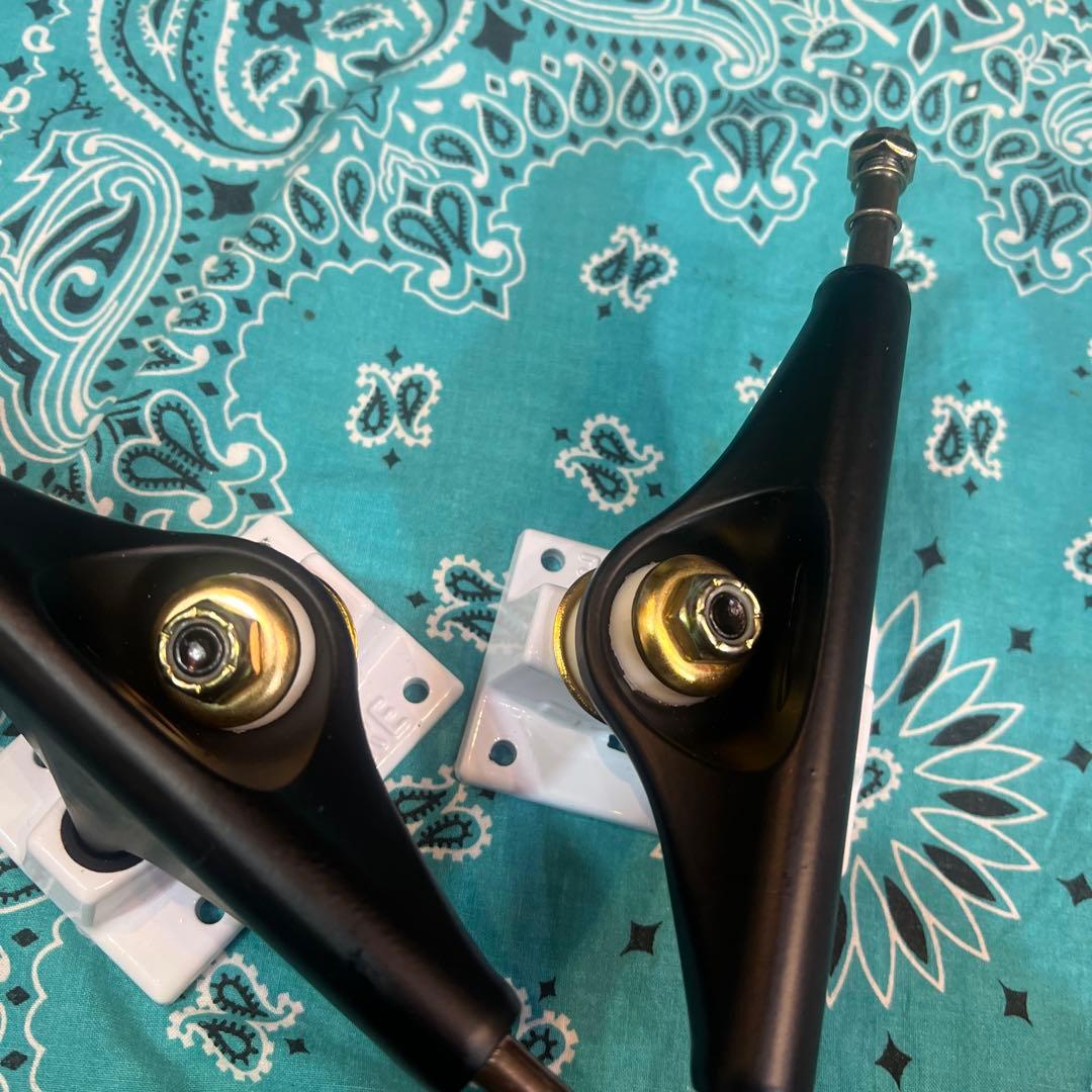 ベンチャー　スケボー　トラックSALT & PEPPER II 5.2H