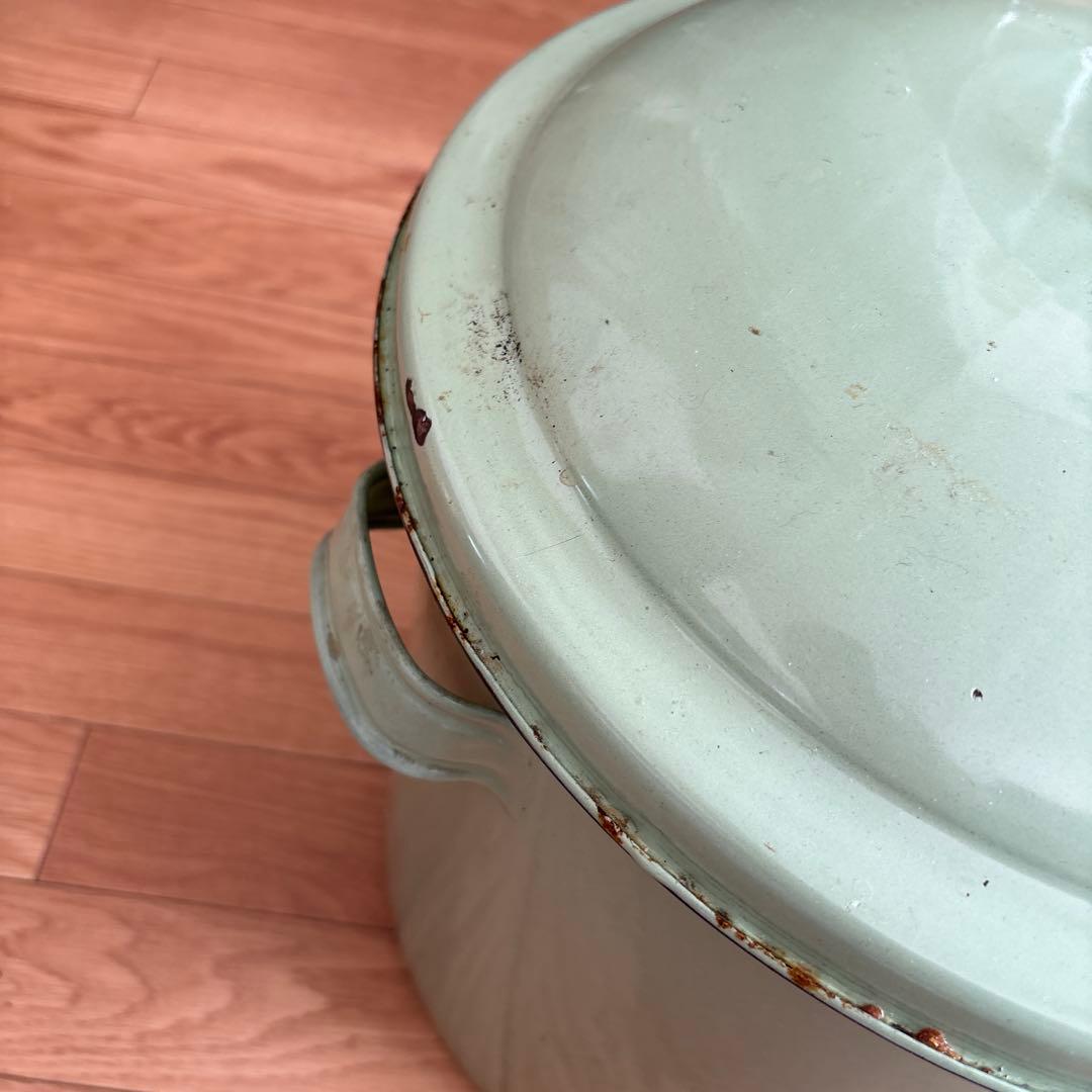 大容量　薄緑ホーロー蓋付き容器