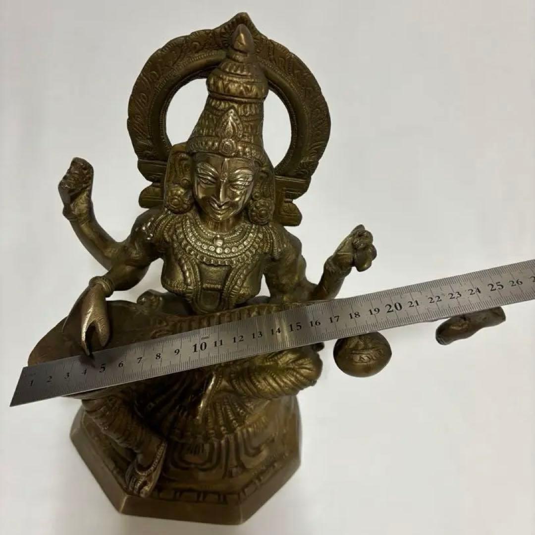 真鍮製サラスワティ知識の女神。最も美しく輝く顔を持つ