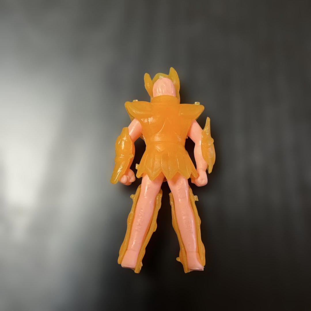 オレンジ色の戦士フィギュア