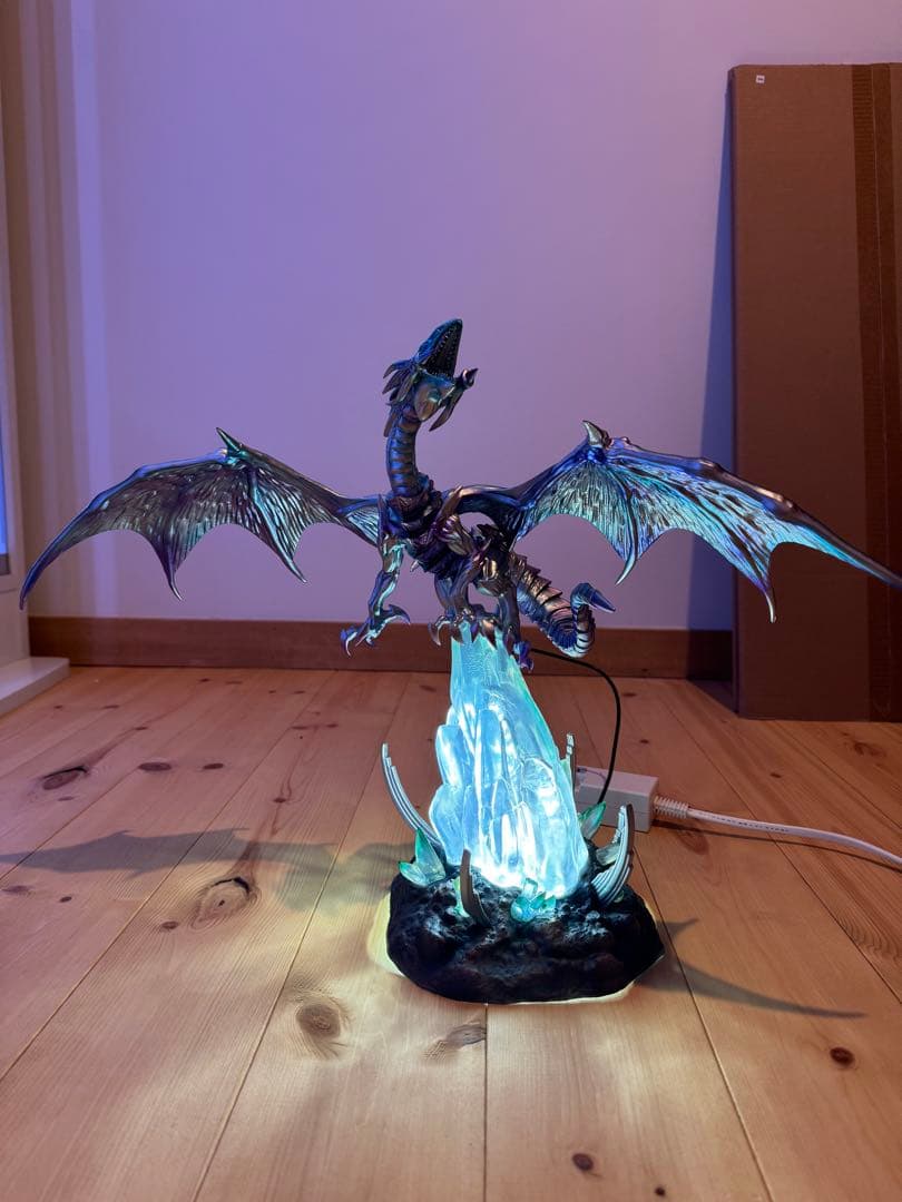 青眼の白龍 LEDライト付きフィギュア