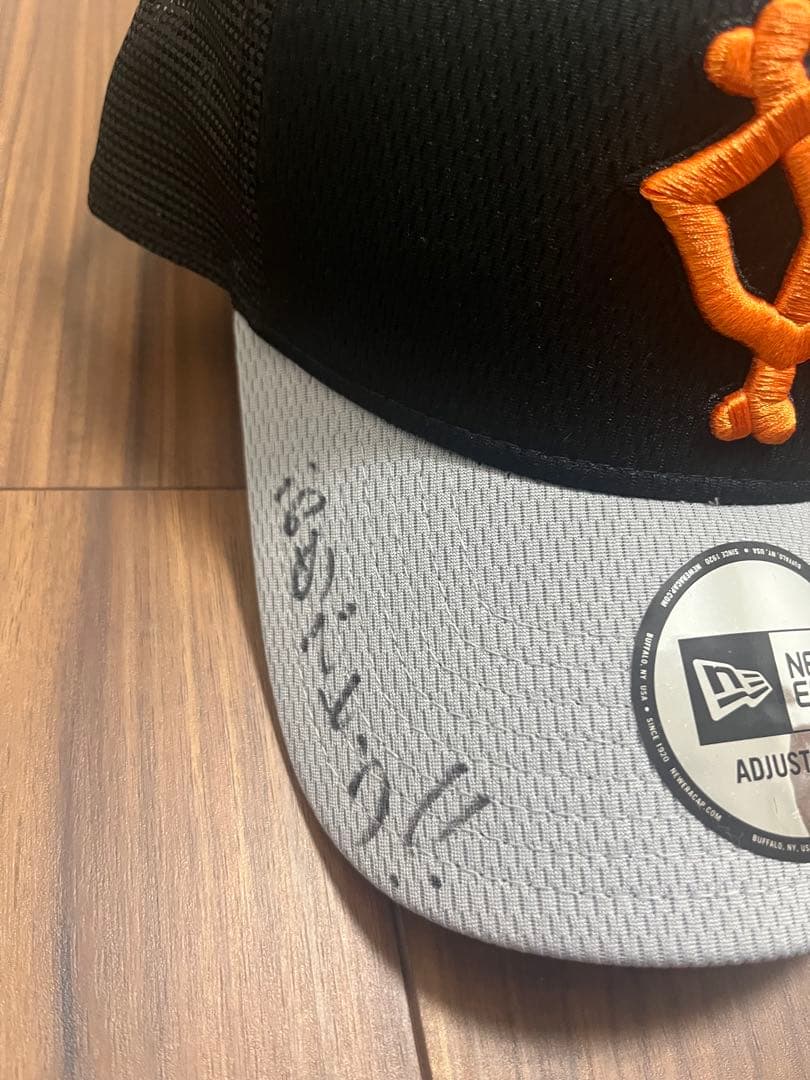 読売ジャイアンツ　巨人　岡本和真選手　直筆サイン　キャップ　帽子