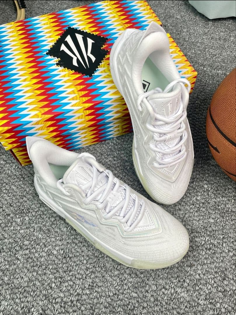 限定値段Kyrie2 US9.5/27cm 白幽霊カラーで、暗所でソールが光り