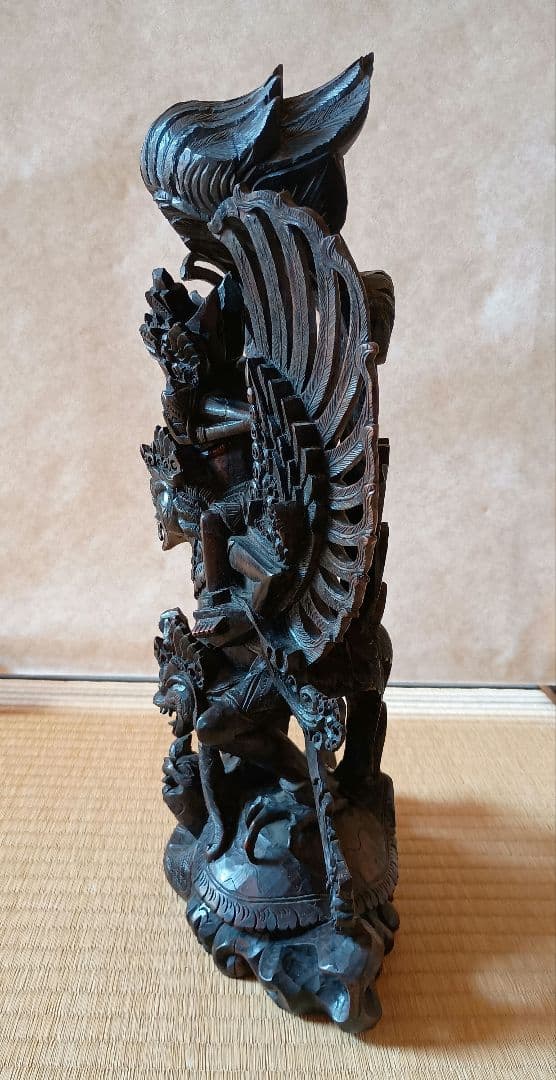 ガルーダに乗ったヴィシュヌ神の木彫り　高さ40cm