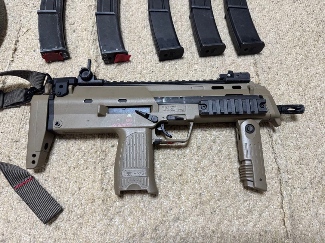 【東京マルイ】 ガスブローバックガン MP7A1 タンカラー マガジン5本付き