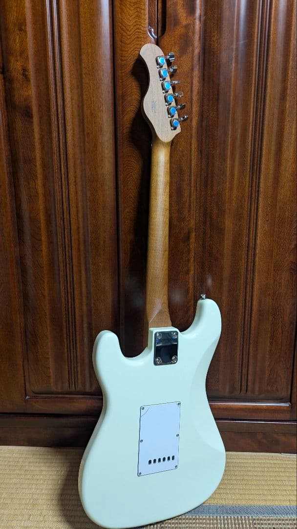 Eris. NESTIA ストラトキャスタータイプ エレキギター