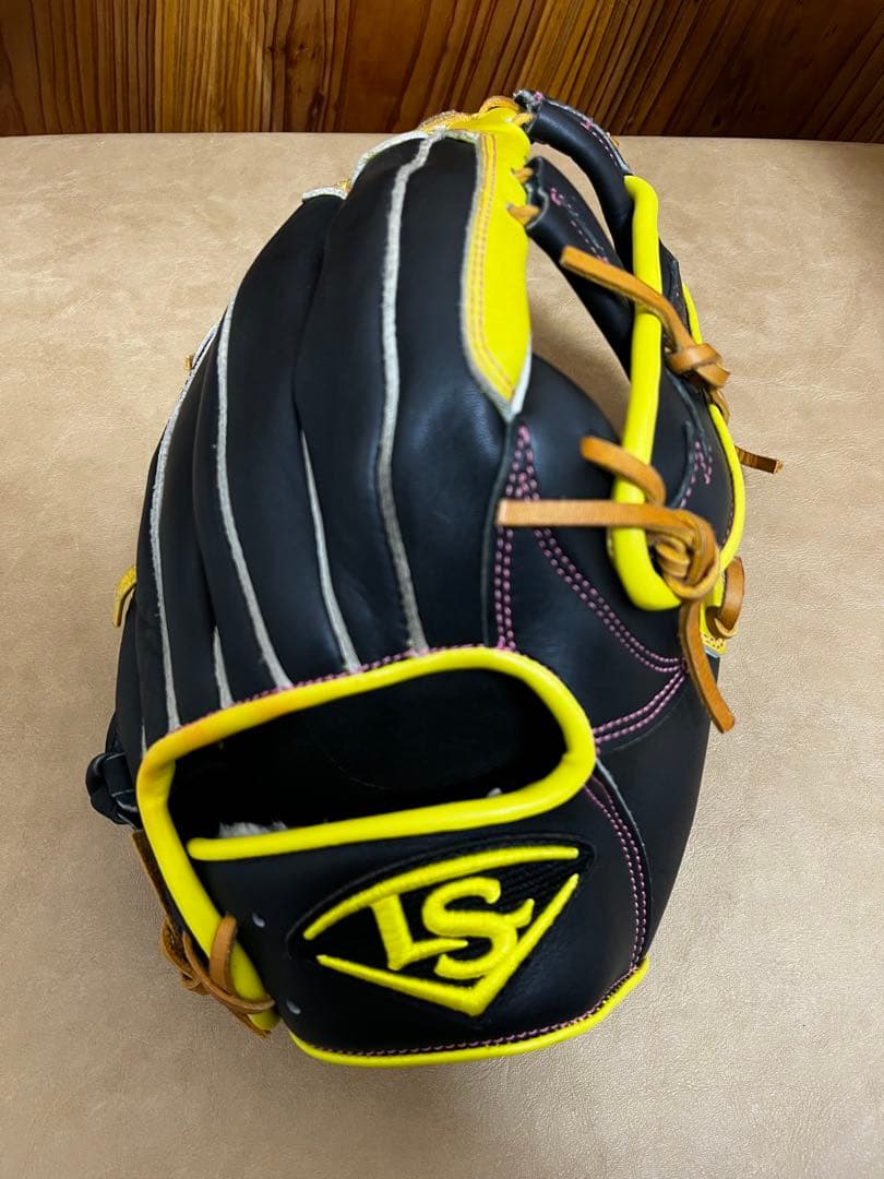 ルイスビルスラッガー 軟式グローブ 黒/黄
