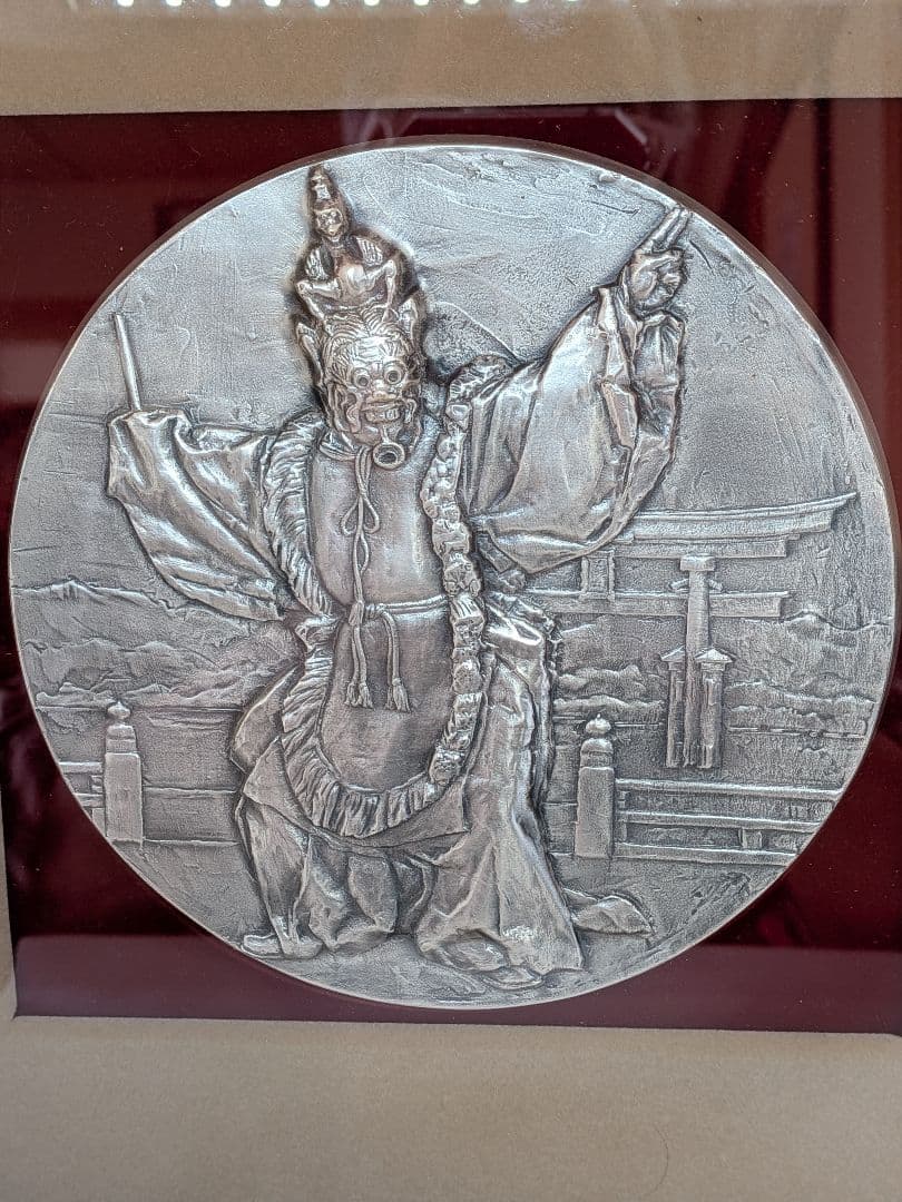 ☆b804、厳島神社の舞楽 額装された銀色のレリーフ作品です