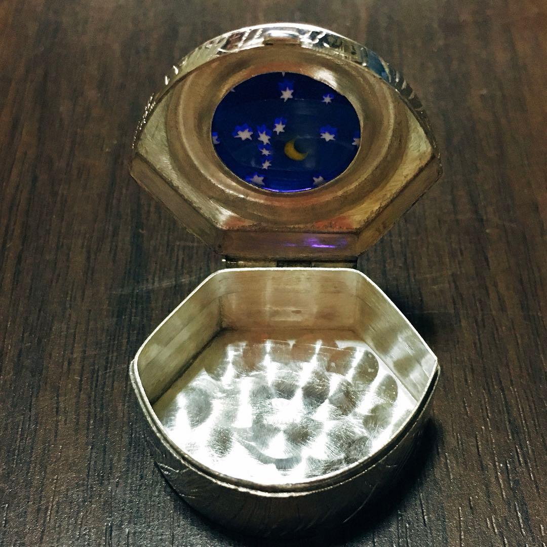 銀細工 銀製 ピルケース ステンドグラス アンティークシルバー 子育ての楽しみ