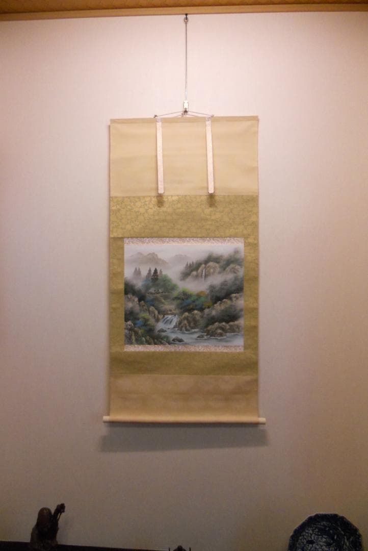 掛け軸 梅田晴山 彩色山水 絹本 希少 軸装 茶道具 掛軸 美品 です。