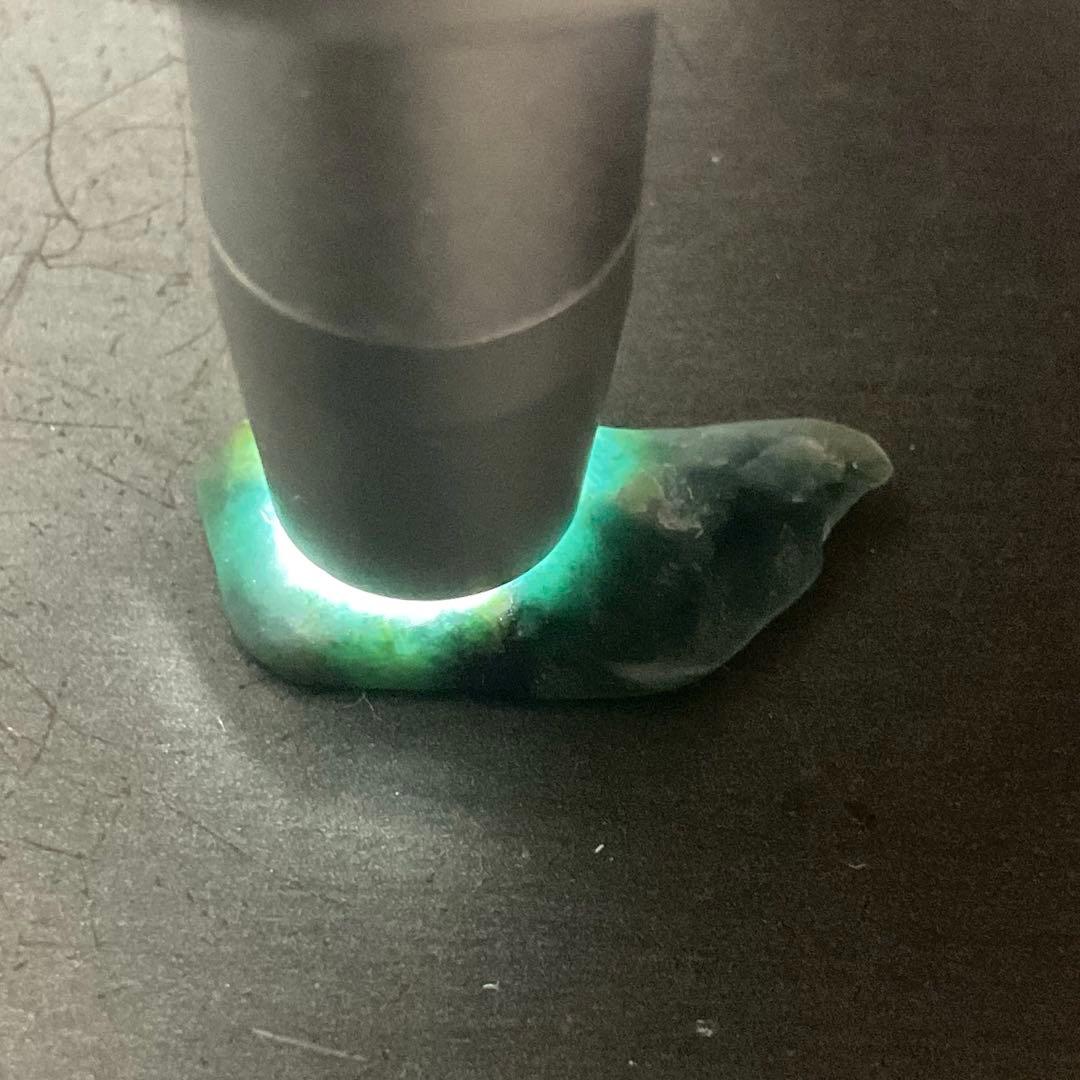 ［茄子紺色］　入りコン沢翡翠1g未満　糸魚川　ヒスイ　ひすい