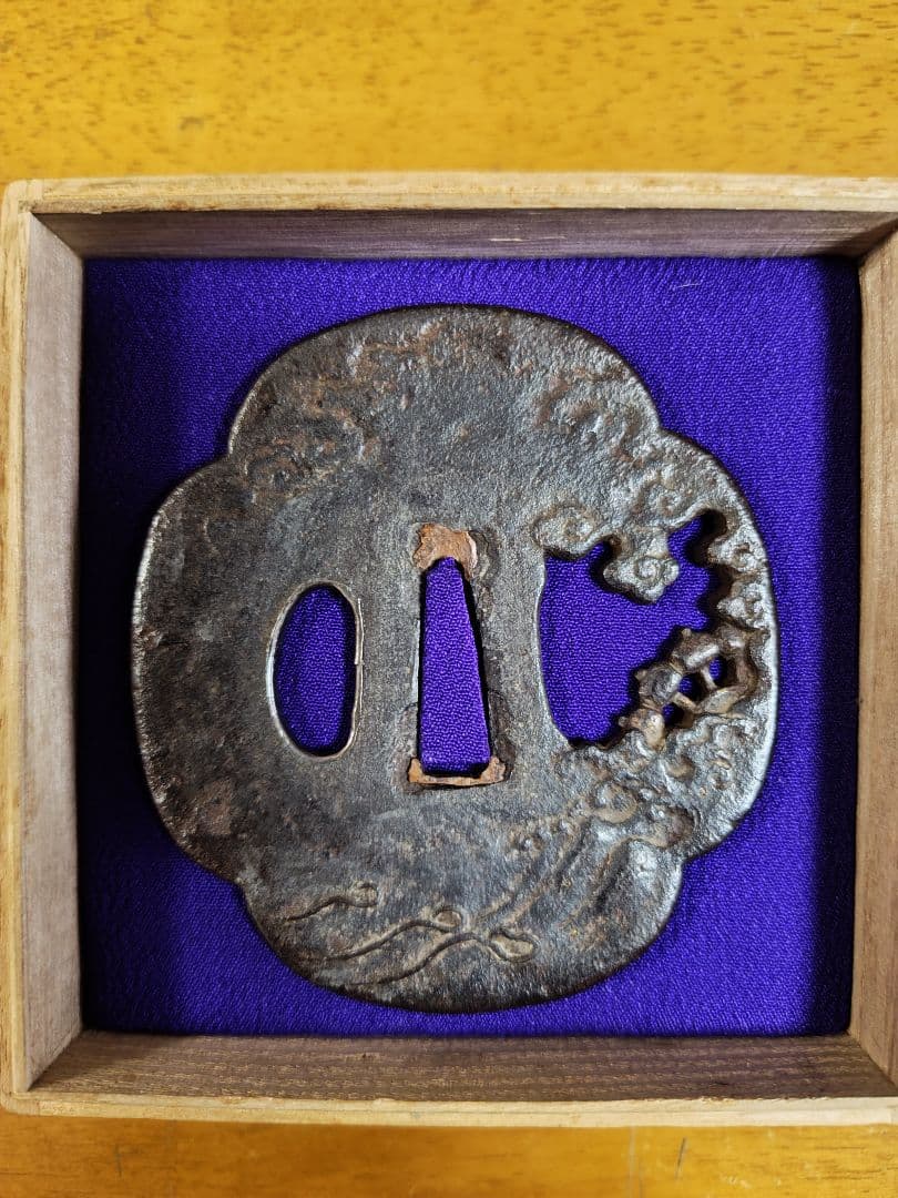 江戸初期　鉄地　透かし鍔、桐箱付