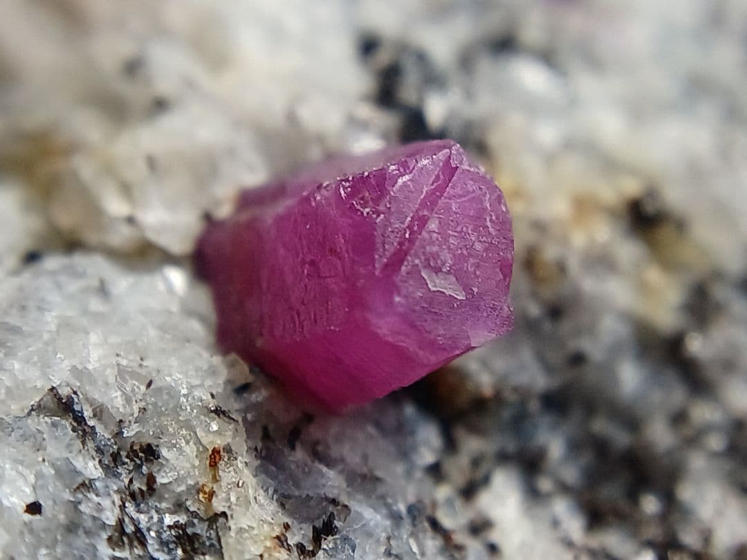 母岩付き　ルビー　1.6kg　原石　コランダム　鉱物標本