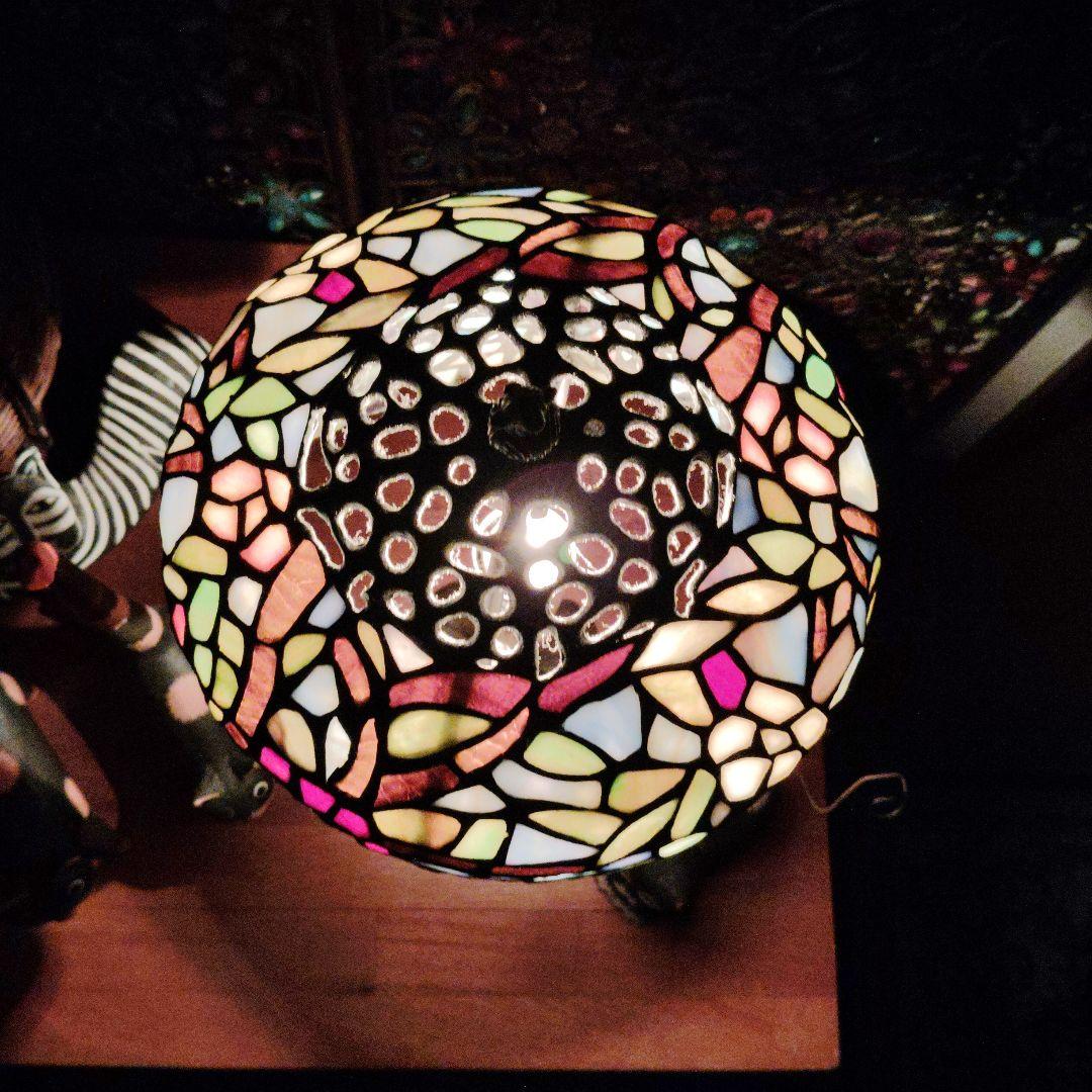 ステンドグラス テーブルランプ 花模様　重厚感あり凄い出来です。