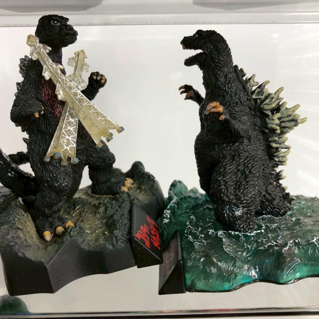 コレクションケース付き ゴジラ＆ガンダム系 フィギュアまとめ売り ジオラマ風