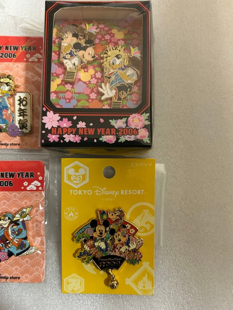 ディズニーストア　ハッピーニューイヤーピンバッジ　2006 まとめ売り