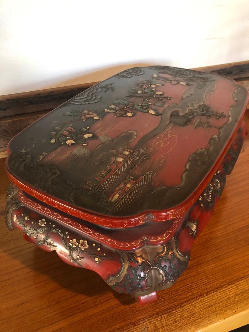 稀少な琉球漆器の逸品　唐子人物文卓台