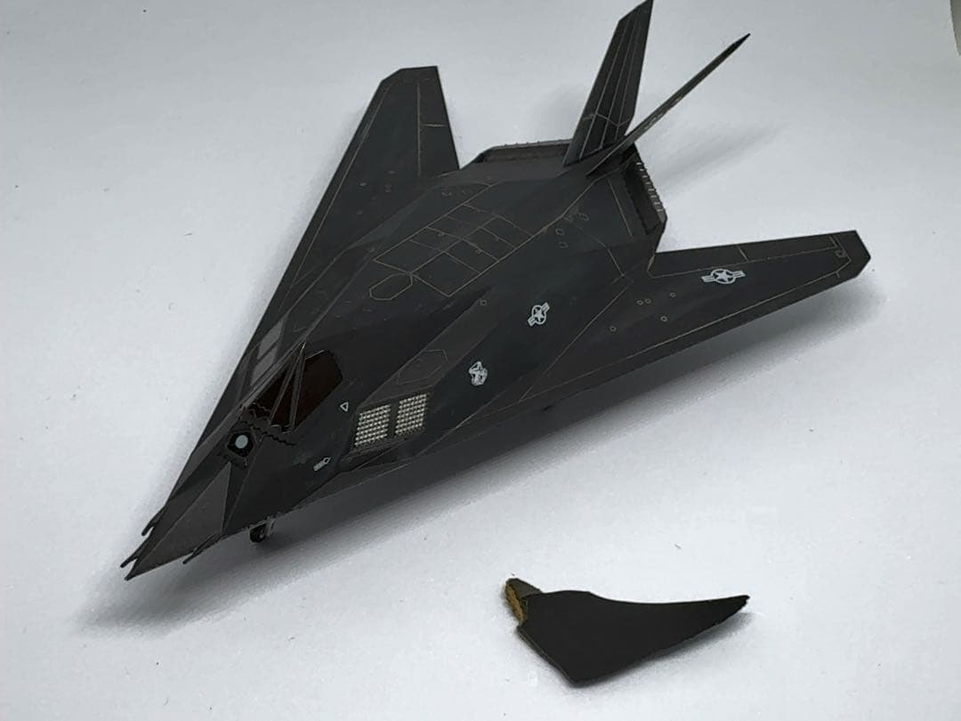 F117ステルス攻撃機(82-0806)　被撃墜機破片？ 1/144 模型付き