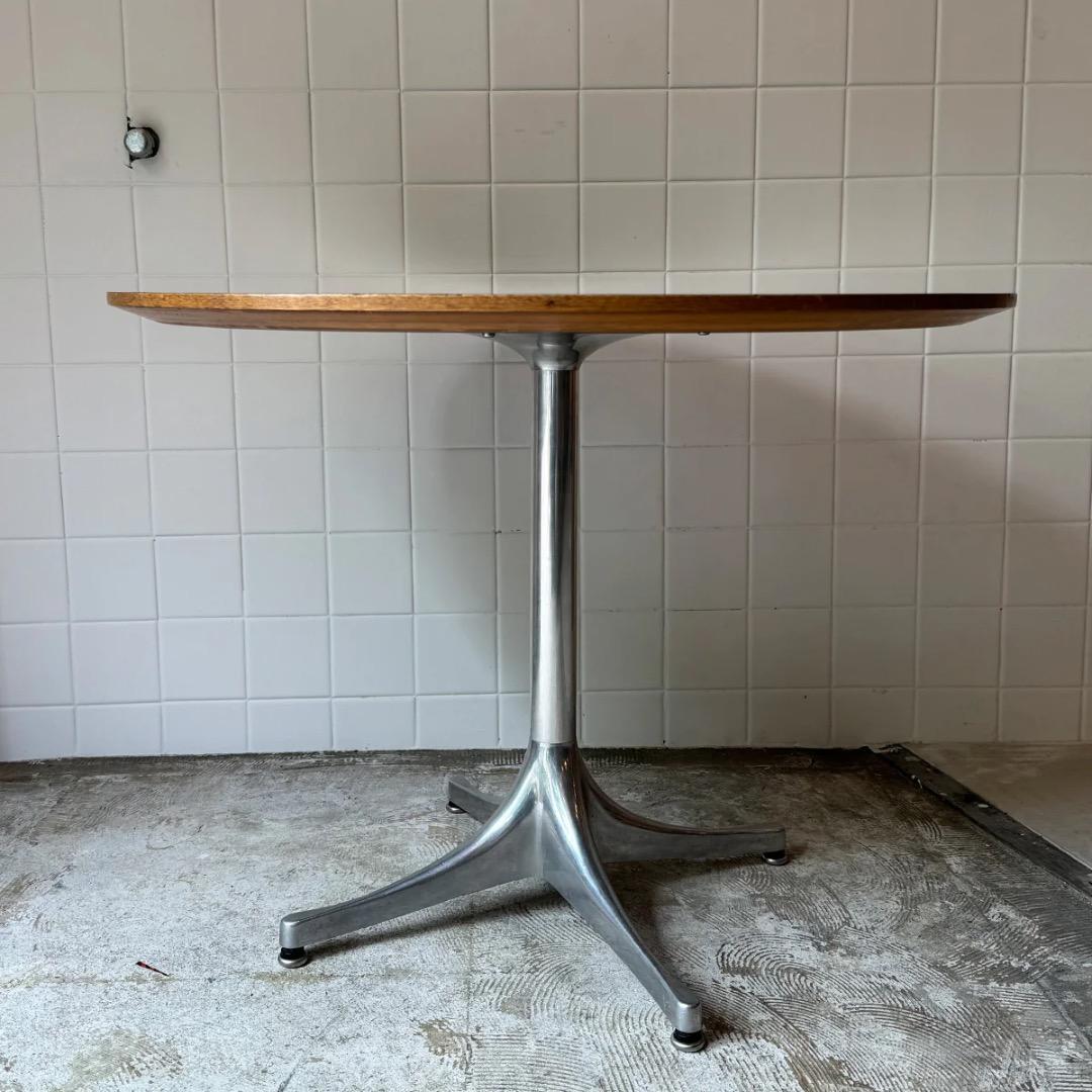 J*様 ハーマンミラー社のペデスタルテーブル 2011年製 黒 古傷あり