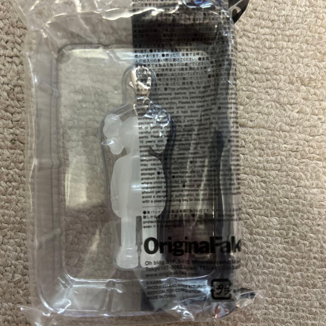 カウズ　キーホルダー　オリジナルフェイク　kaws 2個セット