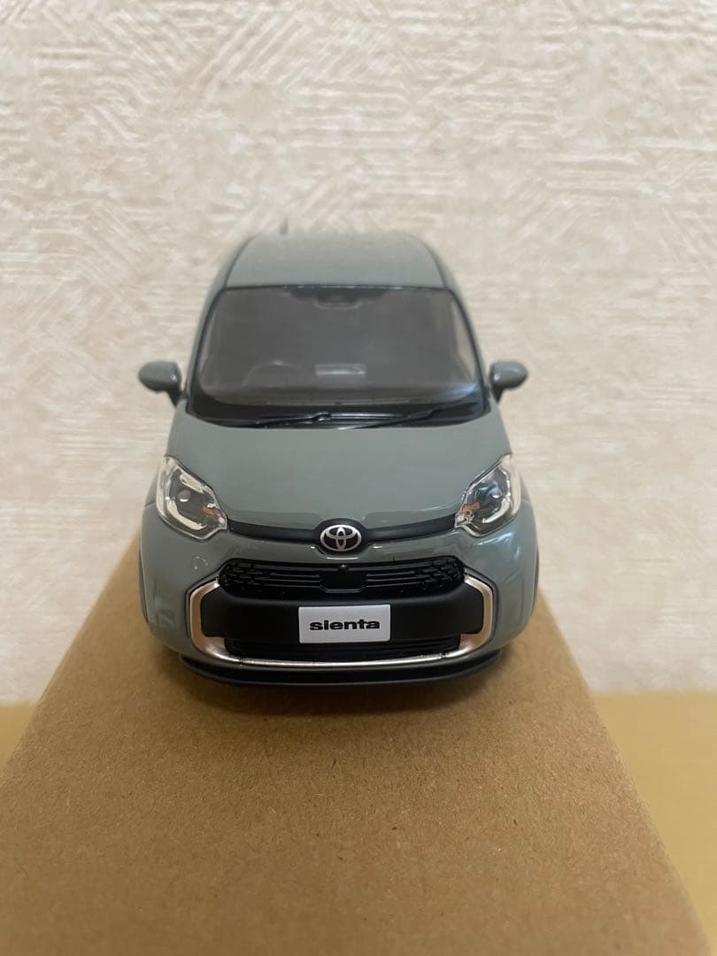 トヨタ シエンタ ミニカー グレー(アーバンカーキ)