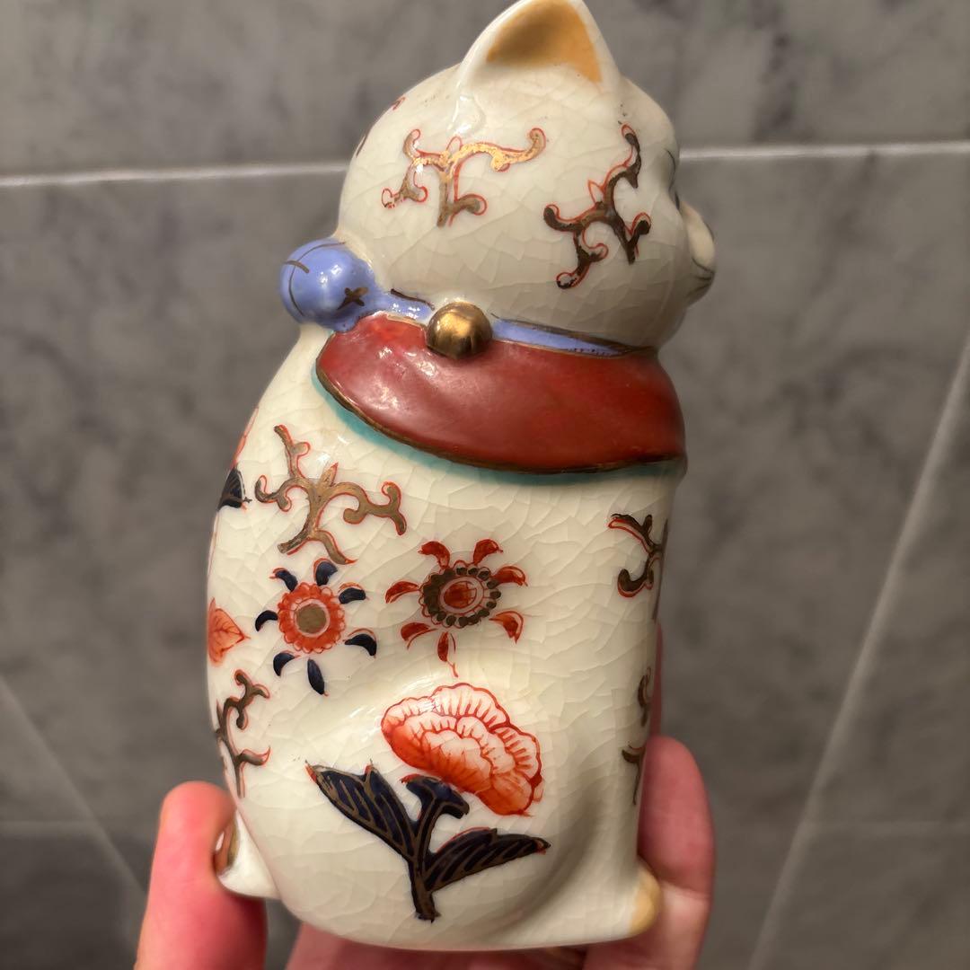 アンティーク伊万里　妖艶な瞳と体のお花や金彩が芸術的な招き猫