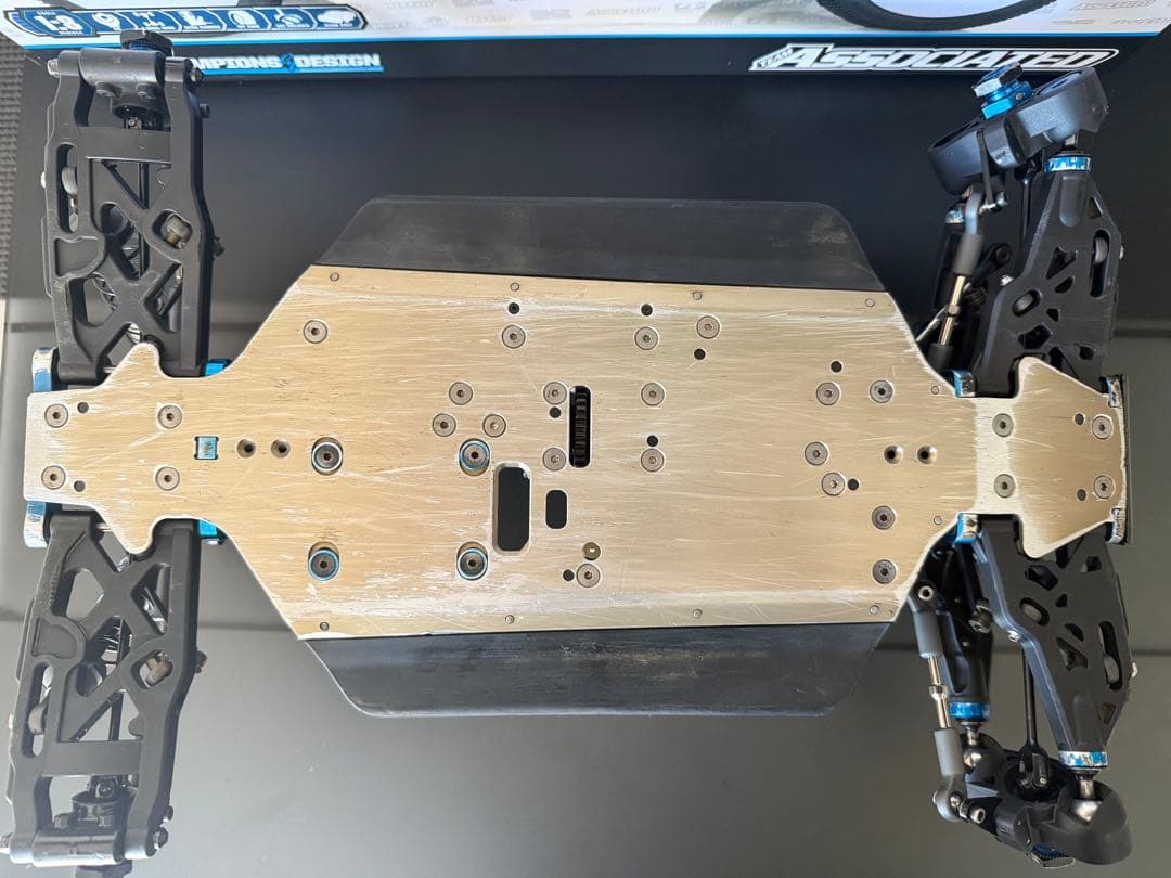 Y*i様 associated RC8B4.1 中古品　　オマケ タイヤ付き