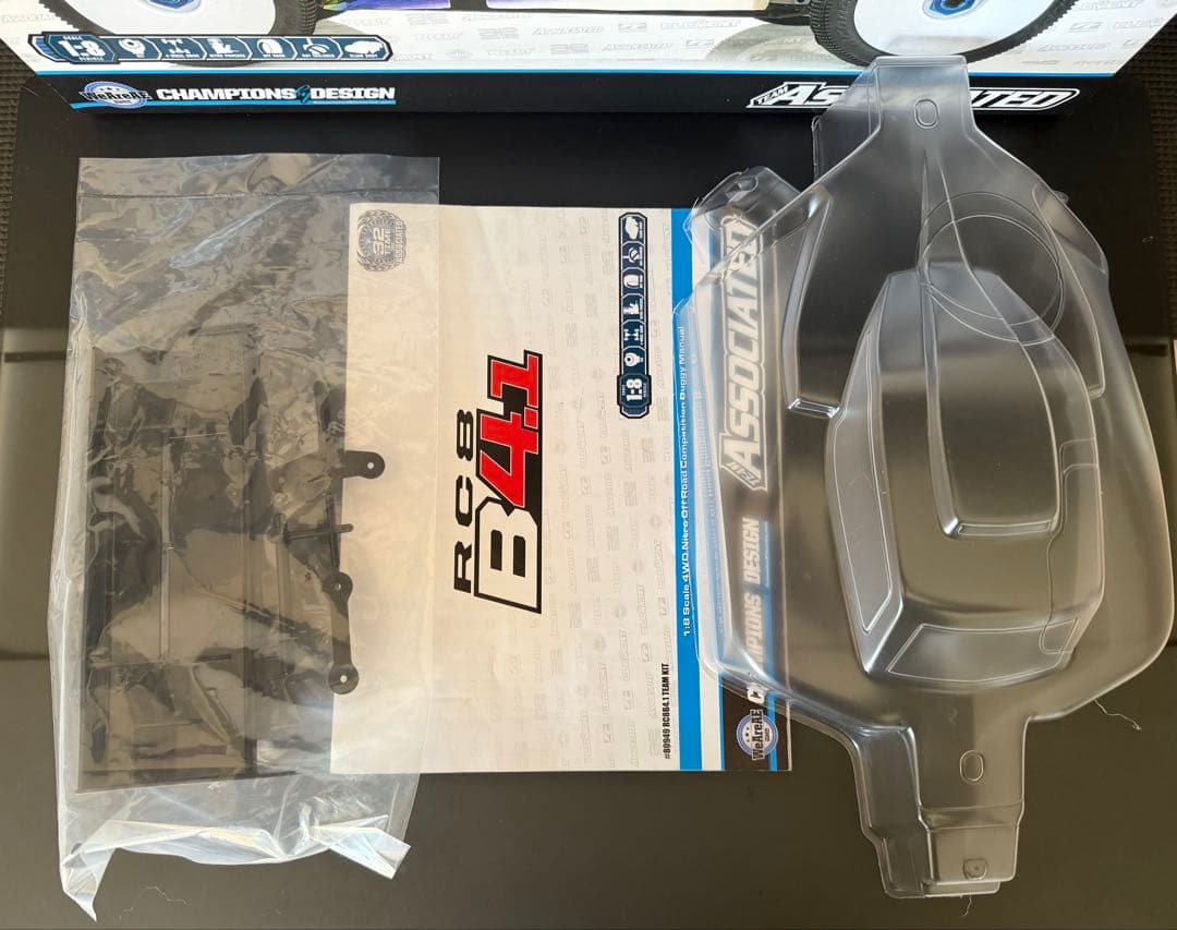 Y*i様 associated RC8B4.1 中古品　　オマケ タイヤ付き