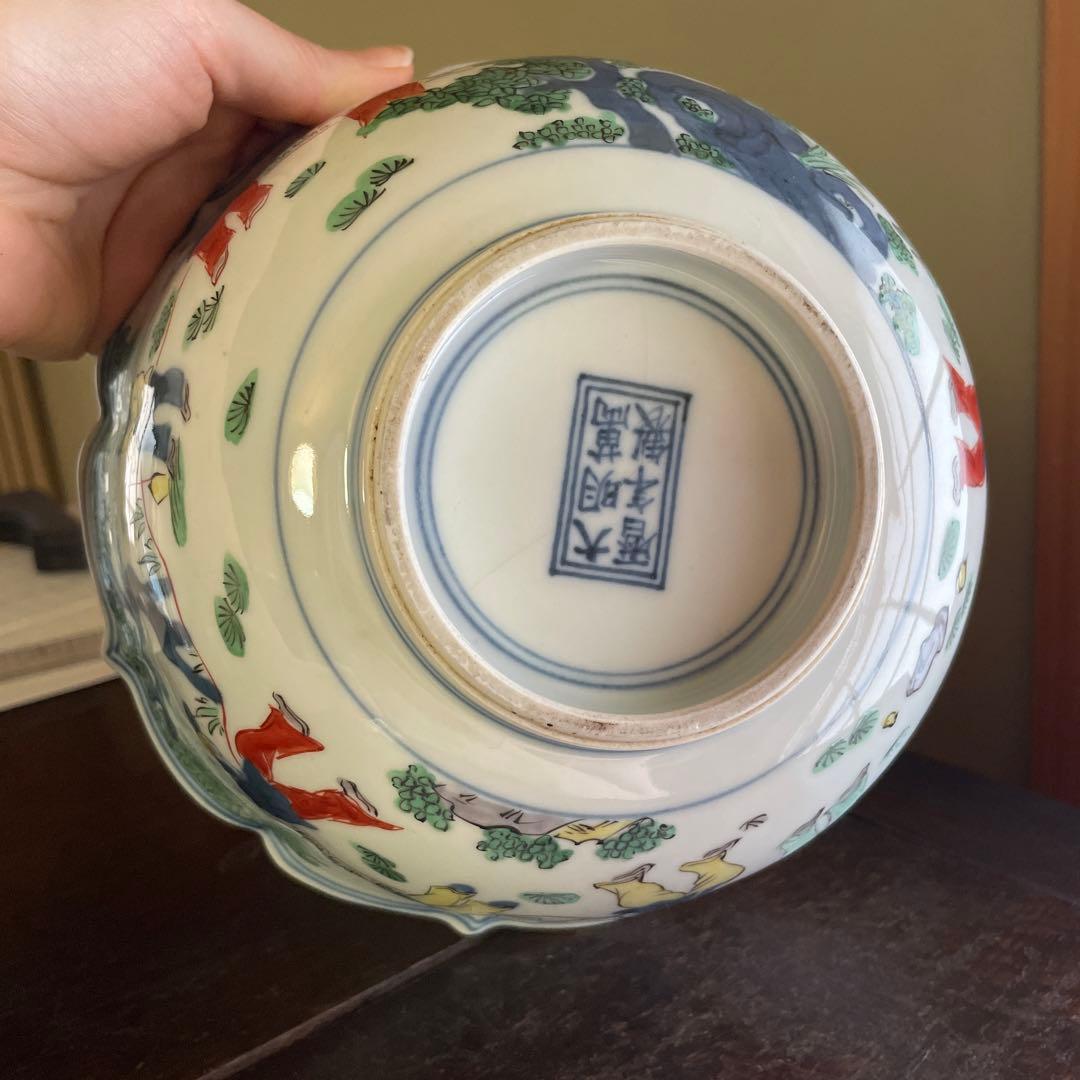 波型の陶器ボウル 色とりどりの絵柄