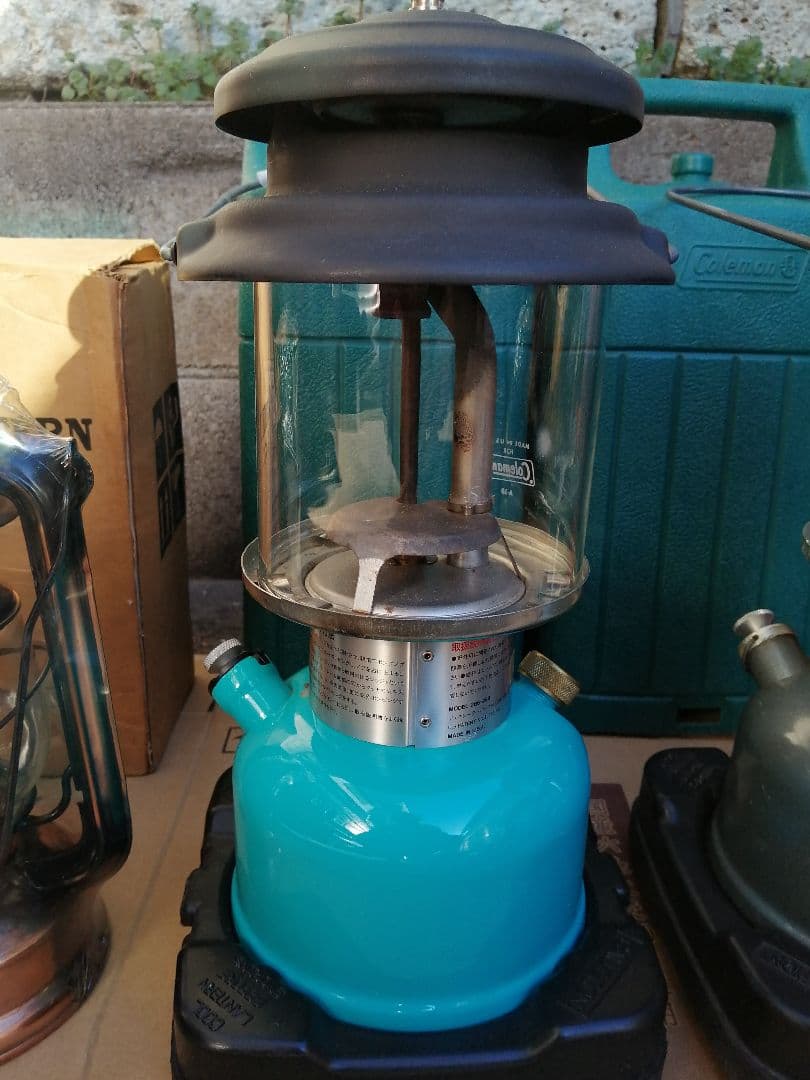 Colemanのランタン3台セット+おまけ2点です