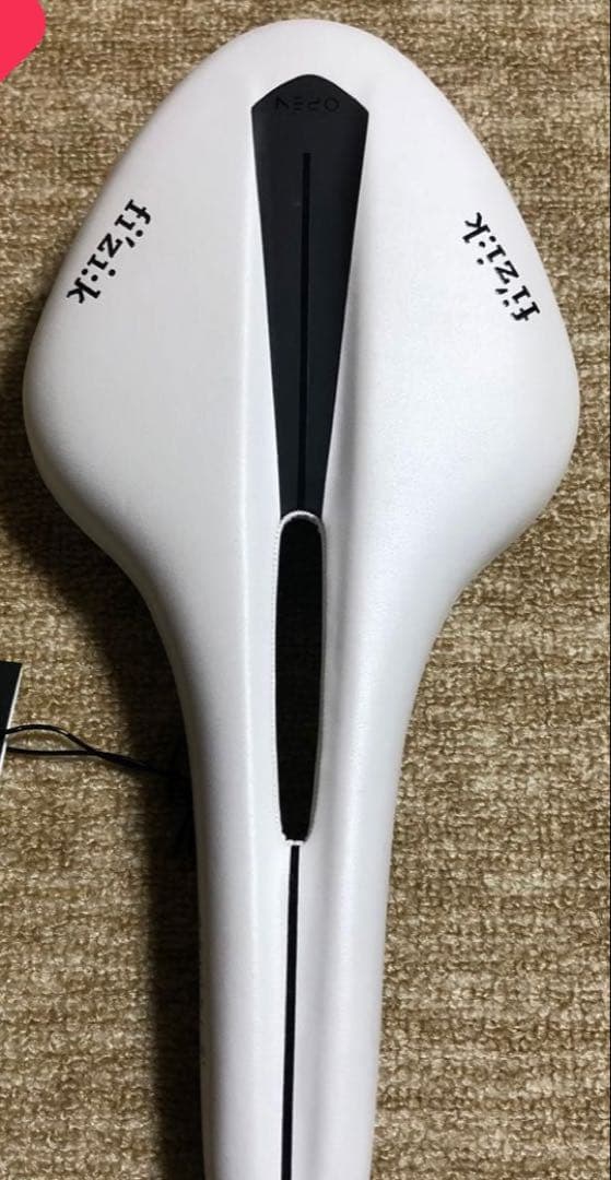 fi'zi:k Arione R3 Open サドル Large 240g